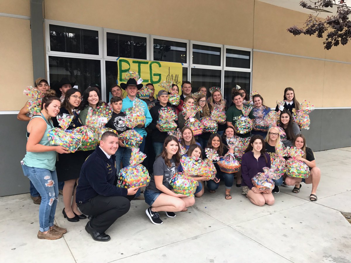 kami_clark_'s tweet photo. made baskets for kids today for #TheBigGive #FrontierFFA💗💗💗 https://t.co/9m42cBuNOu