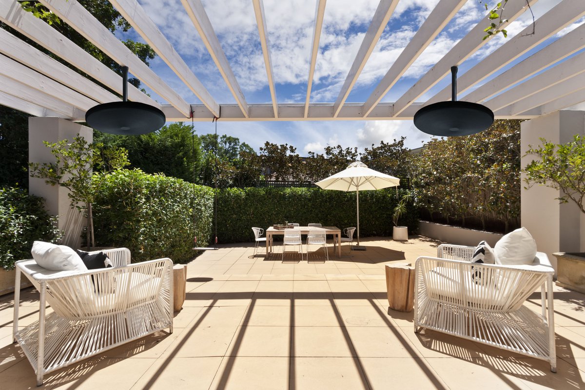 Outdoor living with <a href="/CalorayHeaters/">Caloray</a> #architecture <a href="/OutdoorRooms/">OutdoorGreatRoom Co.</a> <a href="/OutdoorLuxe/">Outdoor Luxe</a>