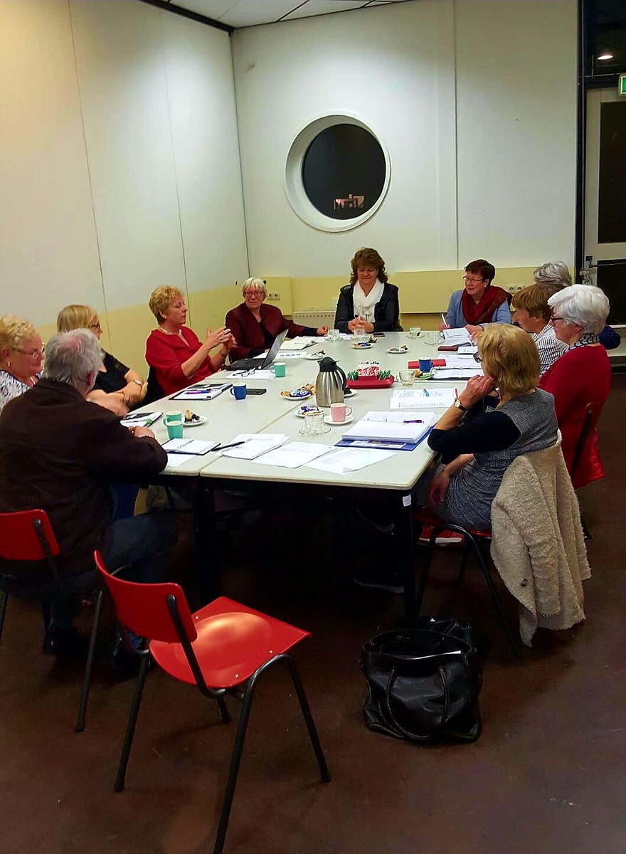 MentorRdam's tweet photo. Gisteravond vergadering met 10 regio- ondersteuners van Stichting Mentorschap Rotterdam e.o. 
#mentor #vrijwillig #metrechtbetrokken https://t.co/TGr0dOYtyS