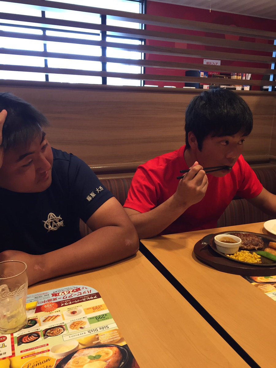 Toga___Pop's tweet photo. 埼玉でいんげん食べる朝川とそれを眺めるベイ https://t.co/FZrNFHYxi4