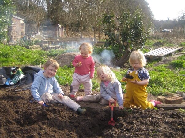 JaneTyson's tweet photo. My kids and our Ukranian and German friends on the allotment in 2008. #allotmentrascal #parentingrascal #allotment #gyo https://t.co/ORUKonFBUO