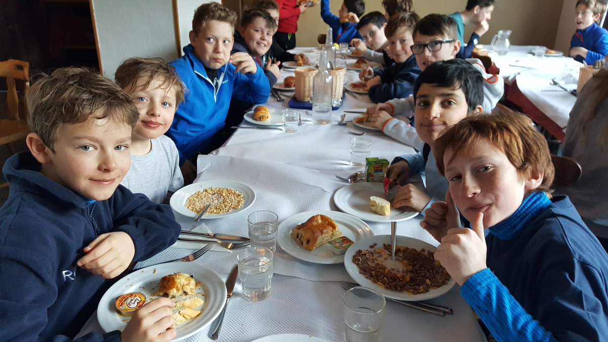JuniorFreemens's tweet photo. @equity_club breakfast time in @serreche_uk. Looking forward to our last day of lessons #breakfast #fuel #CLFSski https://t.co/9E2by90J70