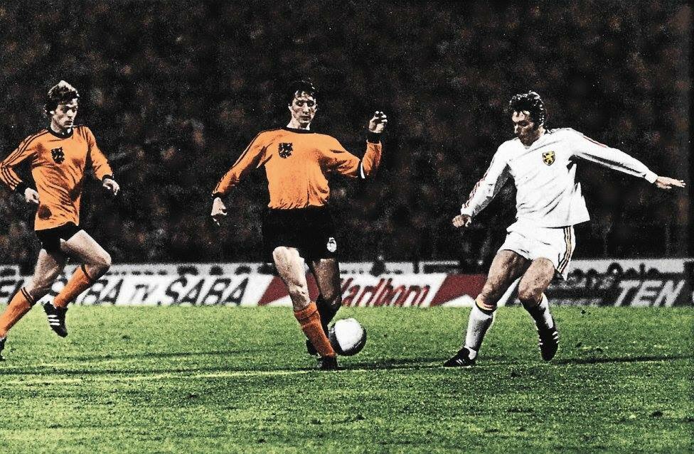 OldFootball11's tweet photo. #Belgium v #Netherlands (1976)
#JohnnyRep #JohanCruyff and #GilbertVanBinst
#Rep #Cruyff #VanBinst https://t.co/yoGwZ1rehI