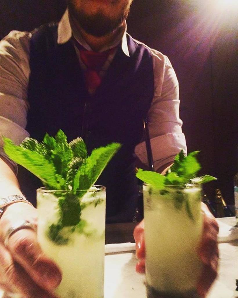 Knock knock. Who's there? WEEKEND!! 📸 @sew.nyc .
.
.
.
#friday #cocktail #cocktails #blissboutiquehotel #blisssunsets #cocktailspecial #lux…