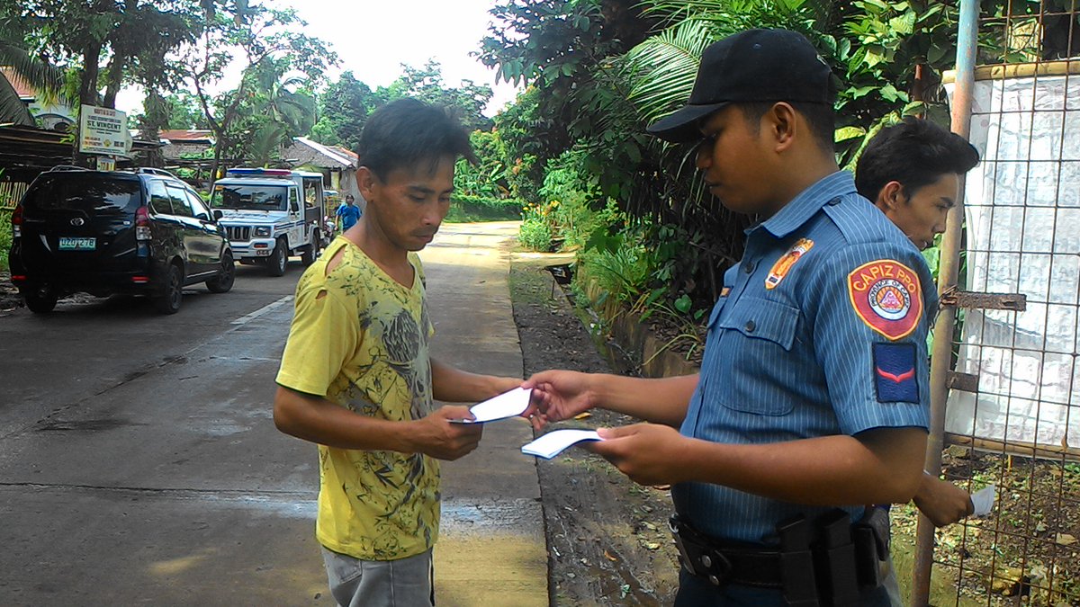 pnp_daoPS's tweet photo. #PNPPATROLPLAN2030 #doublebarrelalpha PO1 Tercero, PSB distribute flyers on crime prevention and D.A.R.E. @ Brgy. Manhoy https://t.co/feHThQVeGA