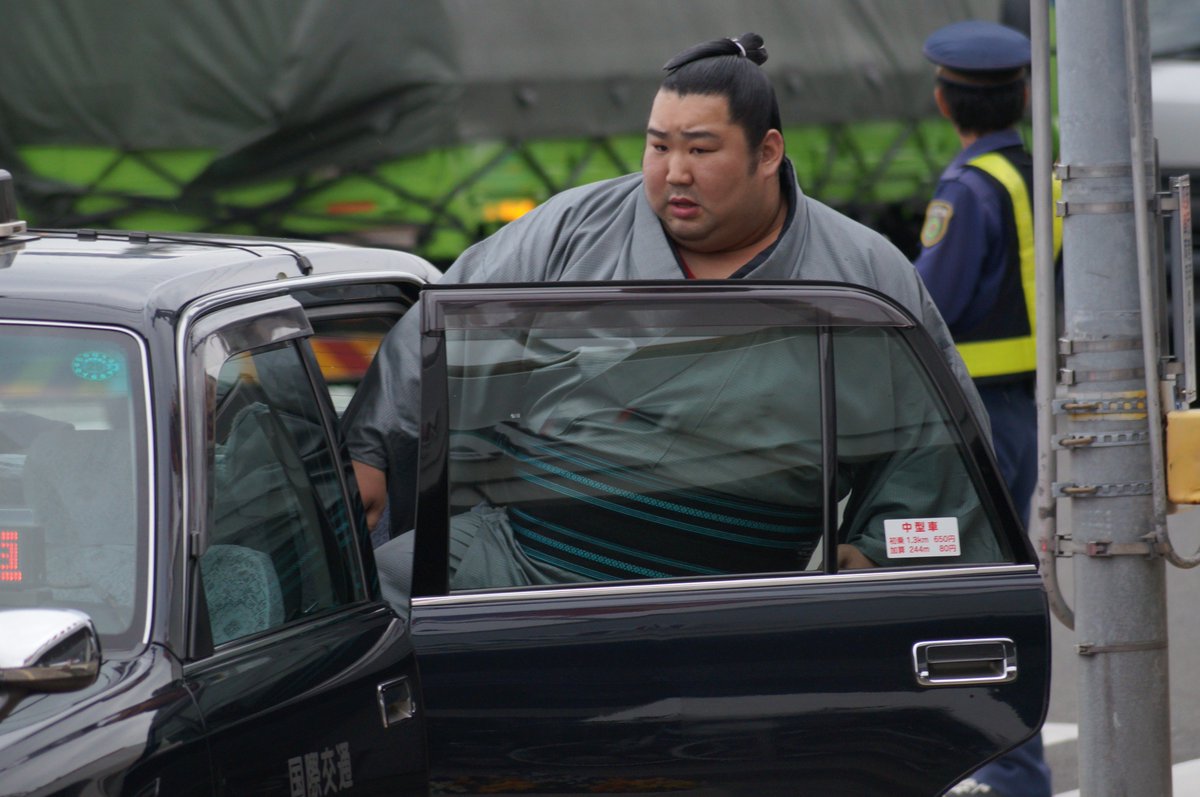 稀勢にゃん 徳勝龍は先に車で出ていきました なんか ドラマの刑事さんが車乗り込む感じ Www 今年は2場所連続勝ち越し 幕内にも戻ってきて幸先いいですね 徳勝龍 巡業 大相撲 稀勢にゃん 徳勝龍は先に車で出ていきました なんか ドラマの刑事さんが車乗り込む感じ Www 今年は2場所連続勝ち越し 幕内にも戻ってきて幸先いいですね 徳勝龍 巡業 大相撲