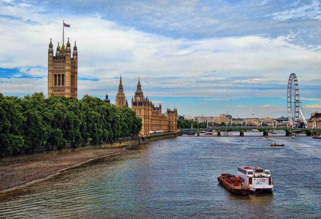 The Thames The River Thames is a river that flows through southern England,...