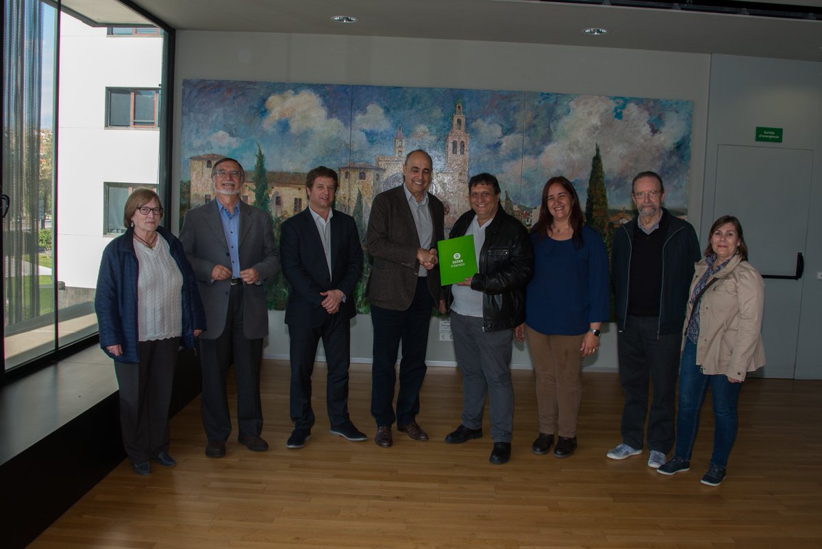 L’associació de veïns del Centre Estació dóna a Oxfam-Intermon #santcugat els 525 € recollits en la carxofada solidària del barri