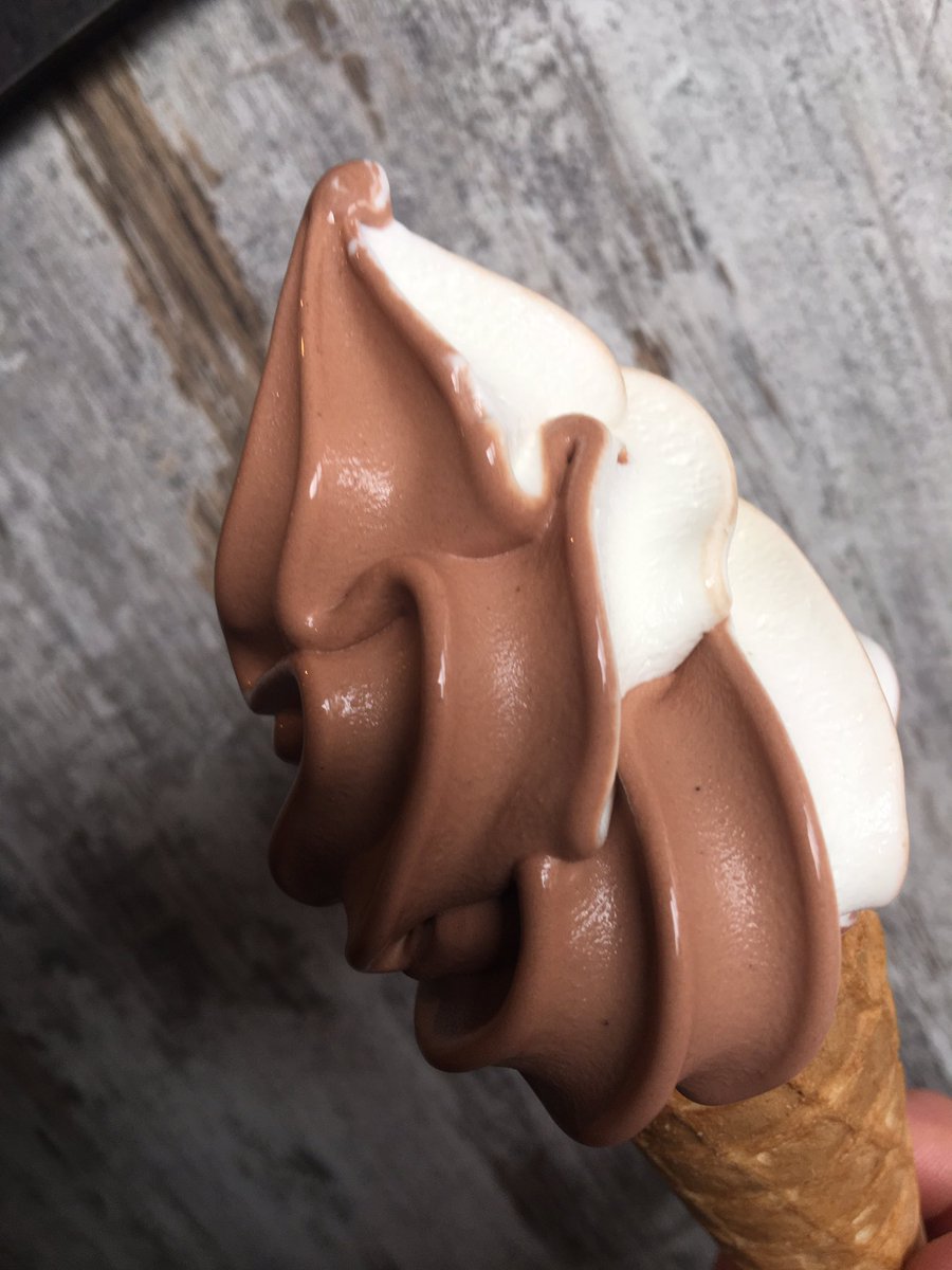 kwduurstede's tweet photo. Vandaag in onze ijsmachine Yoghurt softijs,Chocolade soft-ijs of een mix van beide.En natuurlijk elke dag ons gewone verse soft-ijs. https://t.co/qCzguv13de