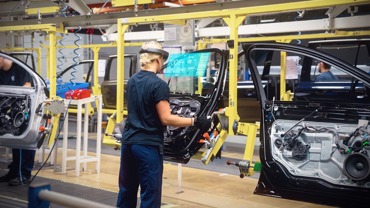 dorienaerts's tweet photo. I like this perspective: "How augmented reality will put people back to work." https://t.co/e8UrbKaLhx https://t.co/LwKnHYbC1t