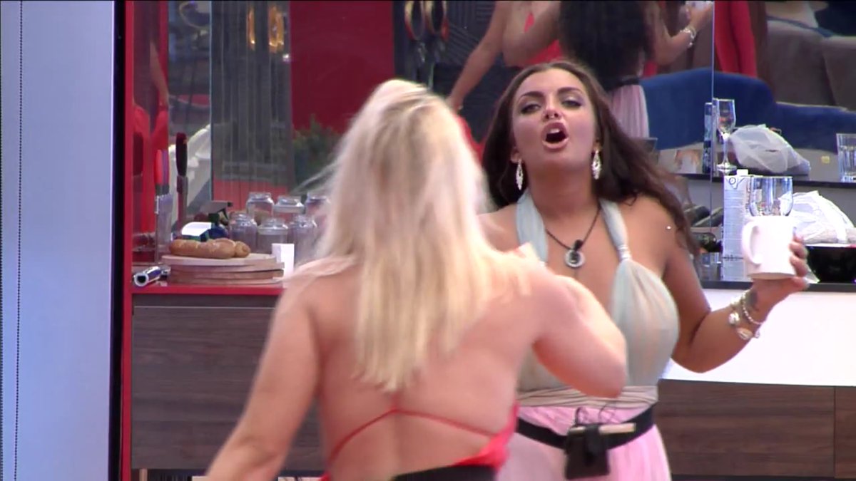 Konfupipiola's tweet photo. IRONÍAS de #Ghvip5
Al final de #Gala15GHVIP5 ETA anuncia oficialmente su DESARME y mientras en Guadalix se ARMA GORDA 😬#VipDirecto https://t.co/b2qufJLLwo