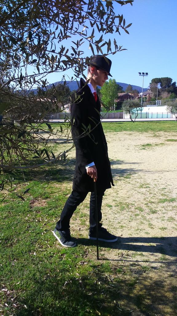 instivacarisses's tweet photo. Tenim un #malote voltant per l'institut! #musical4ESO https://t.co/Pq8hSbqYdC