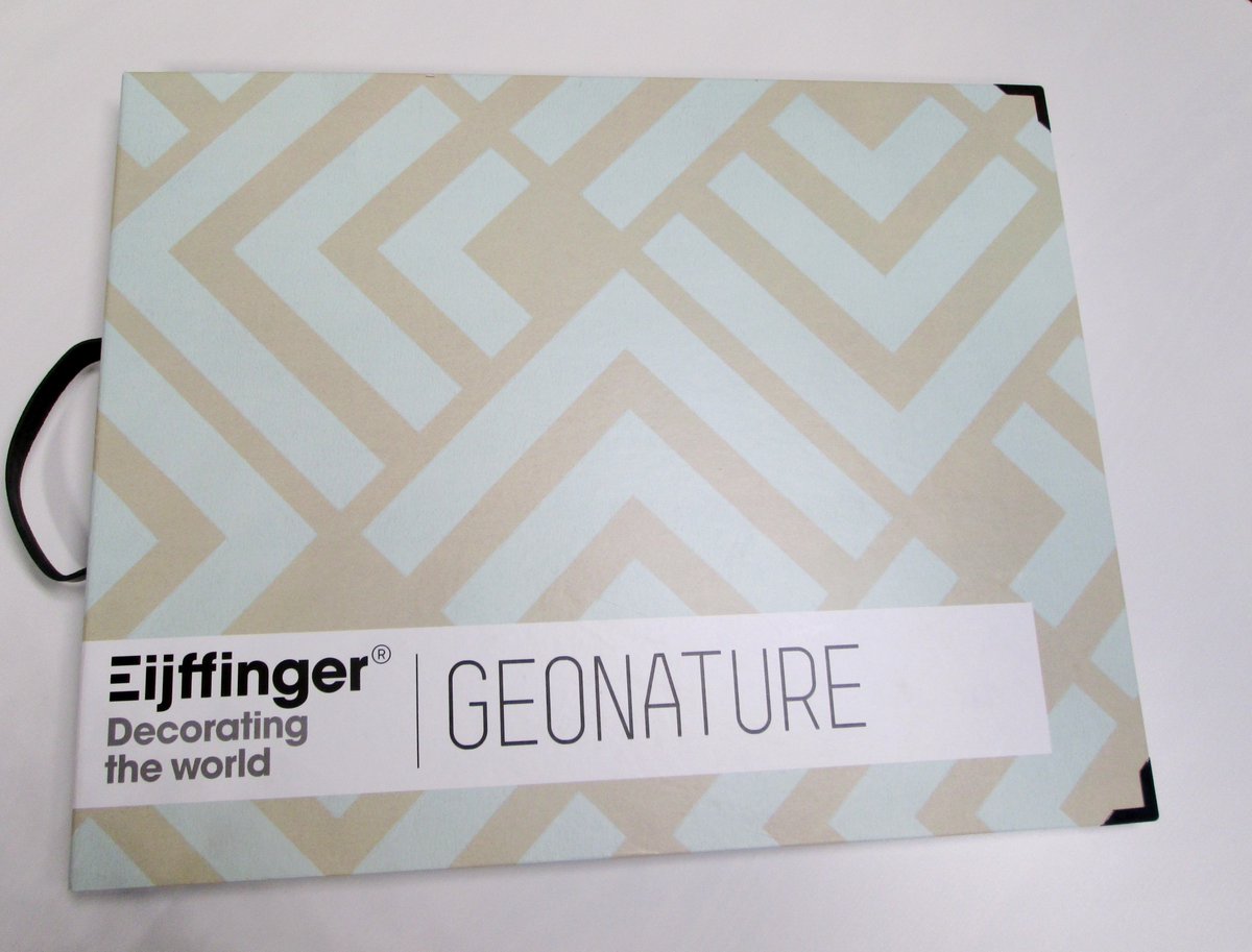 boerverf's tweet image. Help mijn man is klusser gezien? Dan ook dit prachtige behang uit het boek Geonature van Eijffinger. #grafisch #behang # Eijffinger