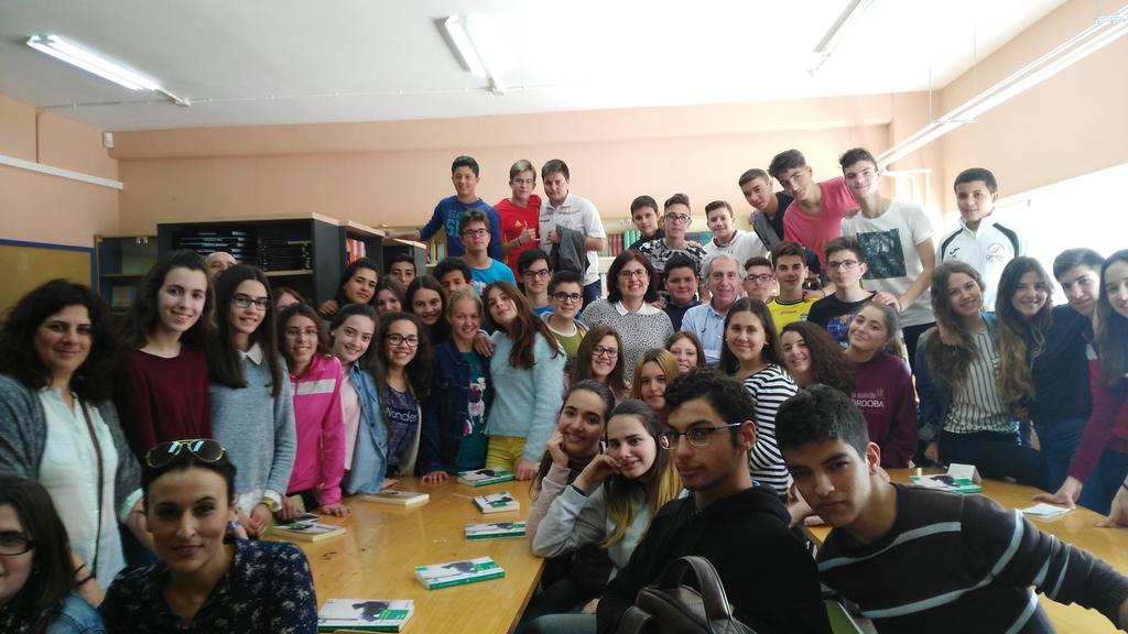 epdlcasariche's tweet photo. Más fotos de la jornada de ayer y la foto de grupo de nuestros chic@s con el autor @epdlsevilla https://t.co/vMADh8BPDu