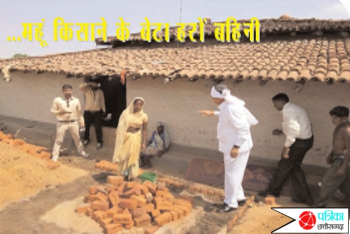 सिर पर गमछा बांधे मजदूरी कर रहा ये शख्स कोई और नहीं, #CM रमन हैं - goo.gl/My8Y5g