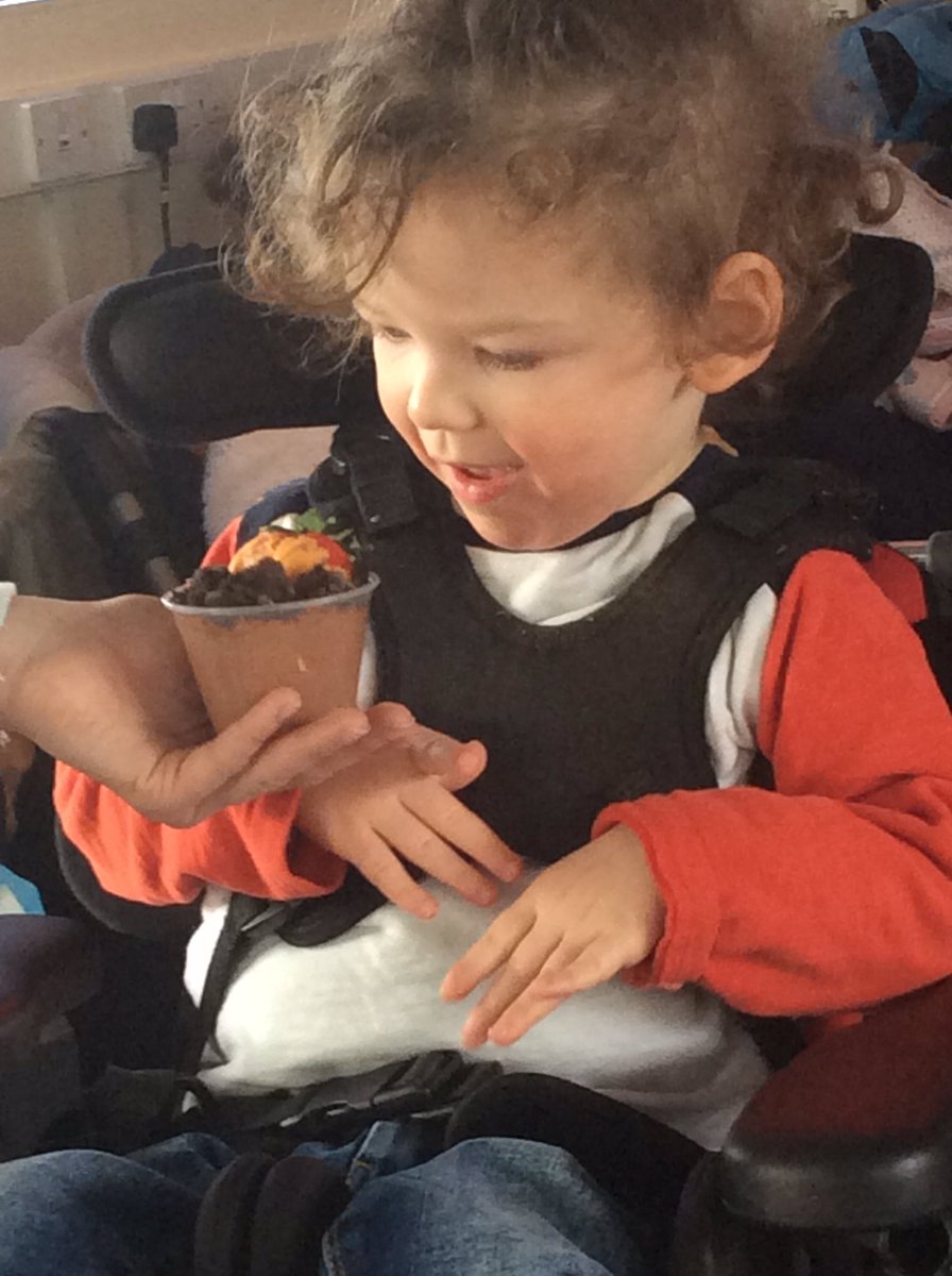 wilsonstfeed's tweet photo. #wsladybirds #sensorycooking Trying our Easter carrot cake #chocolatecoveredstrawberry #oreas #mousse https://t.co/W1M0z4S6LO
