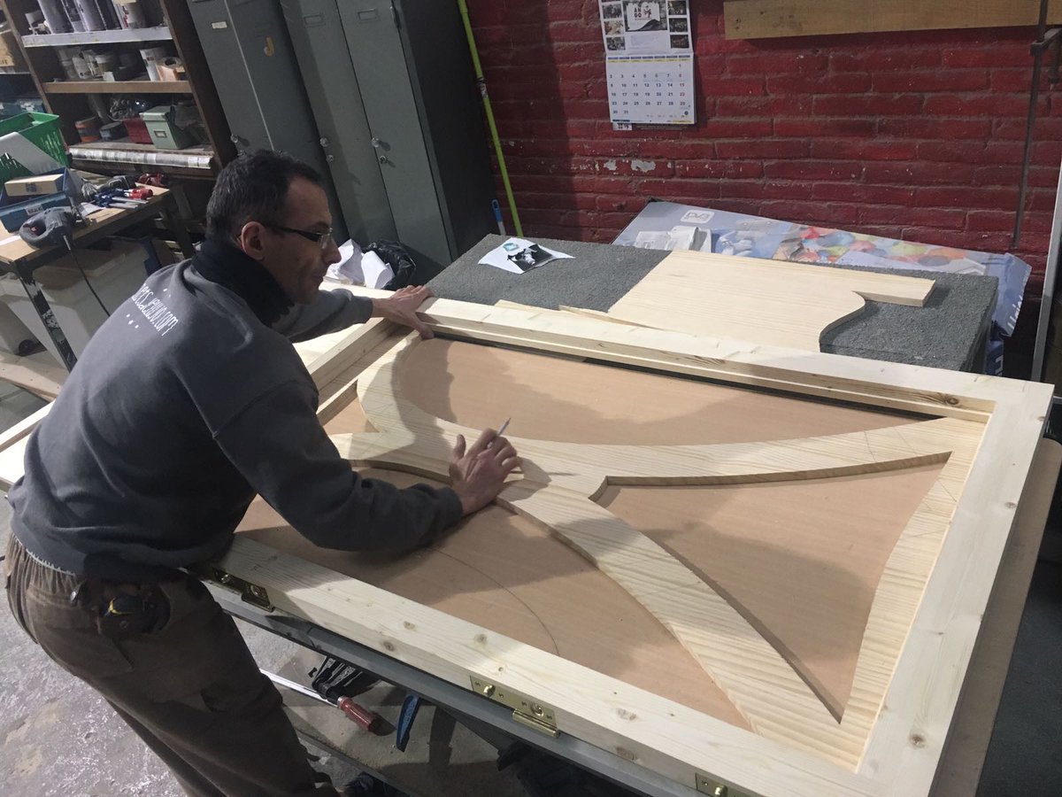paletsdelujo's tweet photo. ¡Buenos días, ya es viernes! Aquí la fabricación de una puerta de madera maciza de los años 50 para @segonsmercat #madera #recicleitor https://t.co/30hIfjhh7P