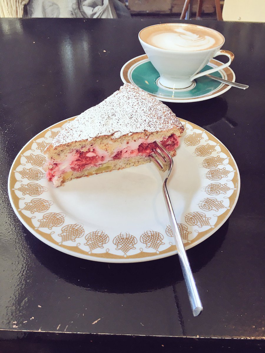 Kawachi Berlin 何故ドイツではケーキにフォークを横刺しにするのか問題 ラズベリーのケーキ なんですが なんとベースはジャガイモ アーモンドパウダーが入ったボソッとした生地がジャガスライスのねっとり食感に意外と合います ドレスデンにて 朝の Kawachi Berlin 何故ドイツではケーキにフォークを横刺しにするのか問題 ラズベリーのケーキ なんですが なんとベースはジャガイモ アーモンドパウダーが入ったボソッとした生地がジャガスライスのねっとり食感に意外と合います ドレスデンにて 朝の