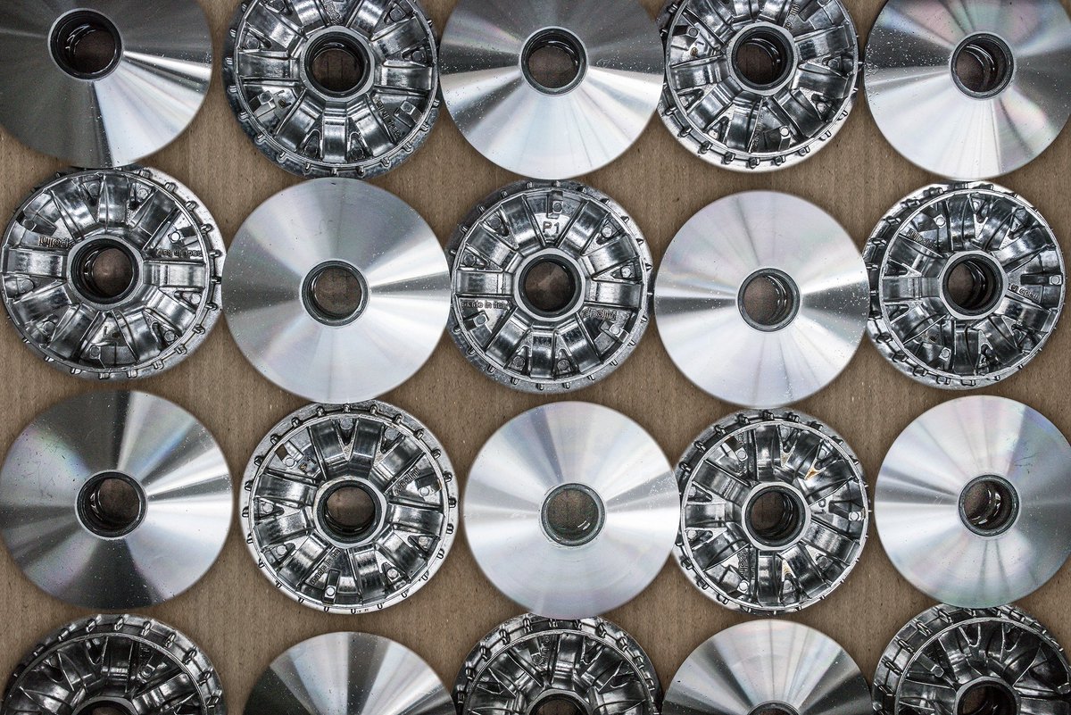 PoliniMotoriSpa's tweet photo. Polini Variators 💙🇮🇹
📸@nicolazappettini
#polini #madeinitaly #work #today #friday #variator #round #circle #hole #metal #grey #geometry https://t.co/zhPz13iQup