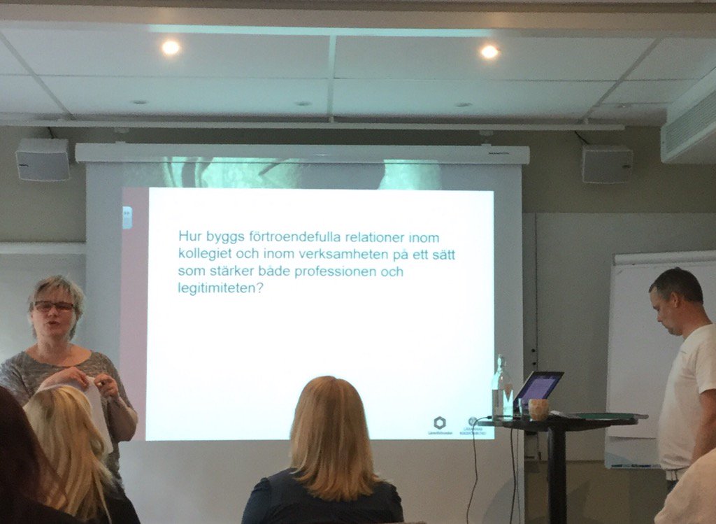 Åsa och Jesper från Lärarnas yrkesetiska råd diskuterar förtroendefulla relationer med de nya etikseminarieledarna.
