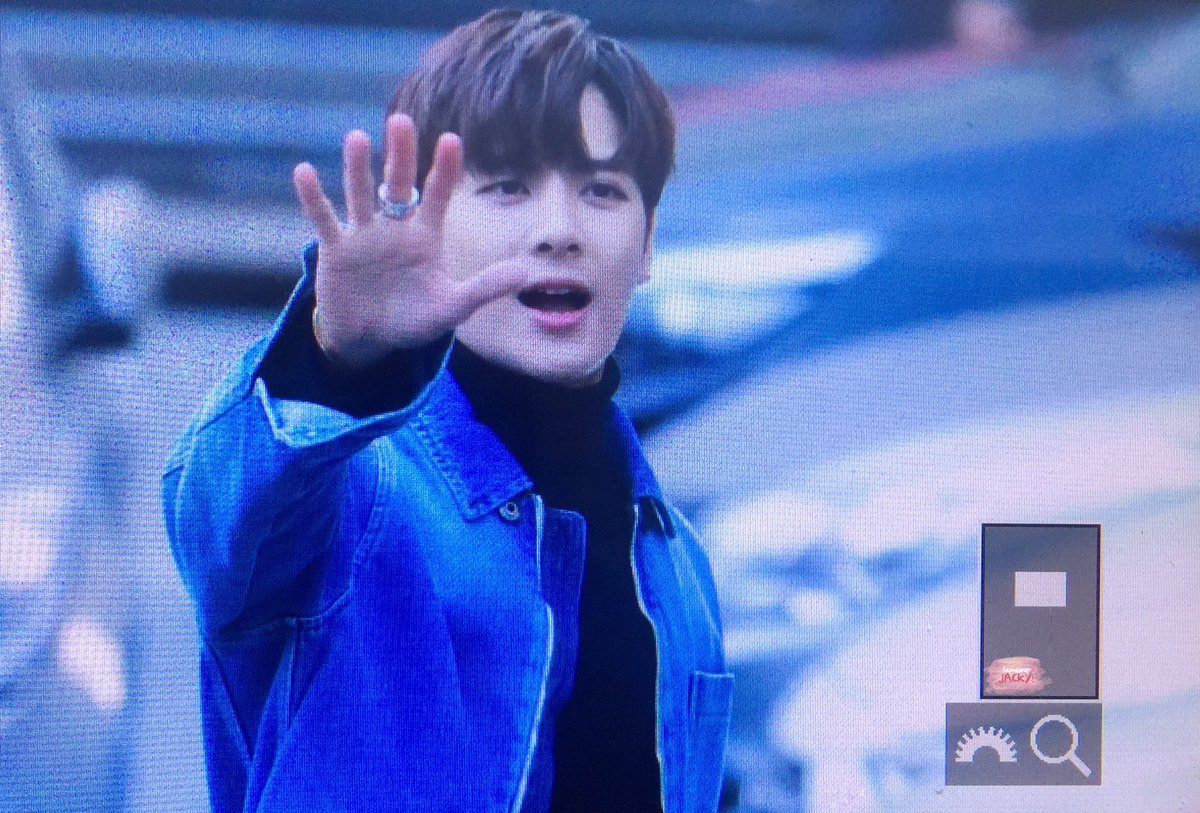 iamyourjacky's tweet photo. 170407 뮤뱅퇴근  #잭슨 #갓세븐 #JacksonWang #GOT7 #NeverEver #王嘉爾 https://t.co/QBYx3LuylX