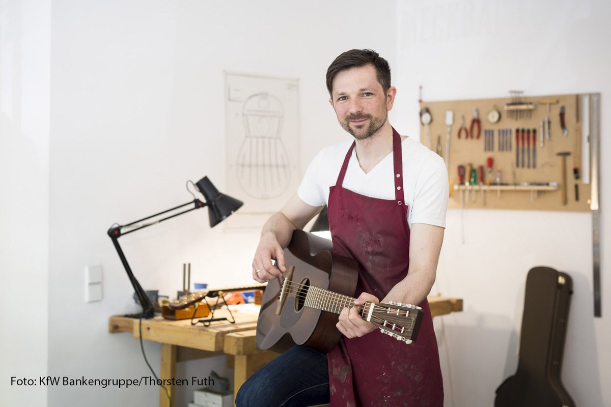 KfW's tweet photo. Lesen Sie auf #KfWStories, wie aus dem gelernten Zupfinstrumentenmacher ein #Gründer wurde. #Gitarrenbauer #Meckbach https://t.co/3Fr8QIvgsw https://t.co/xL6vGyAnJP