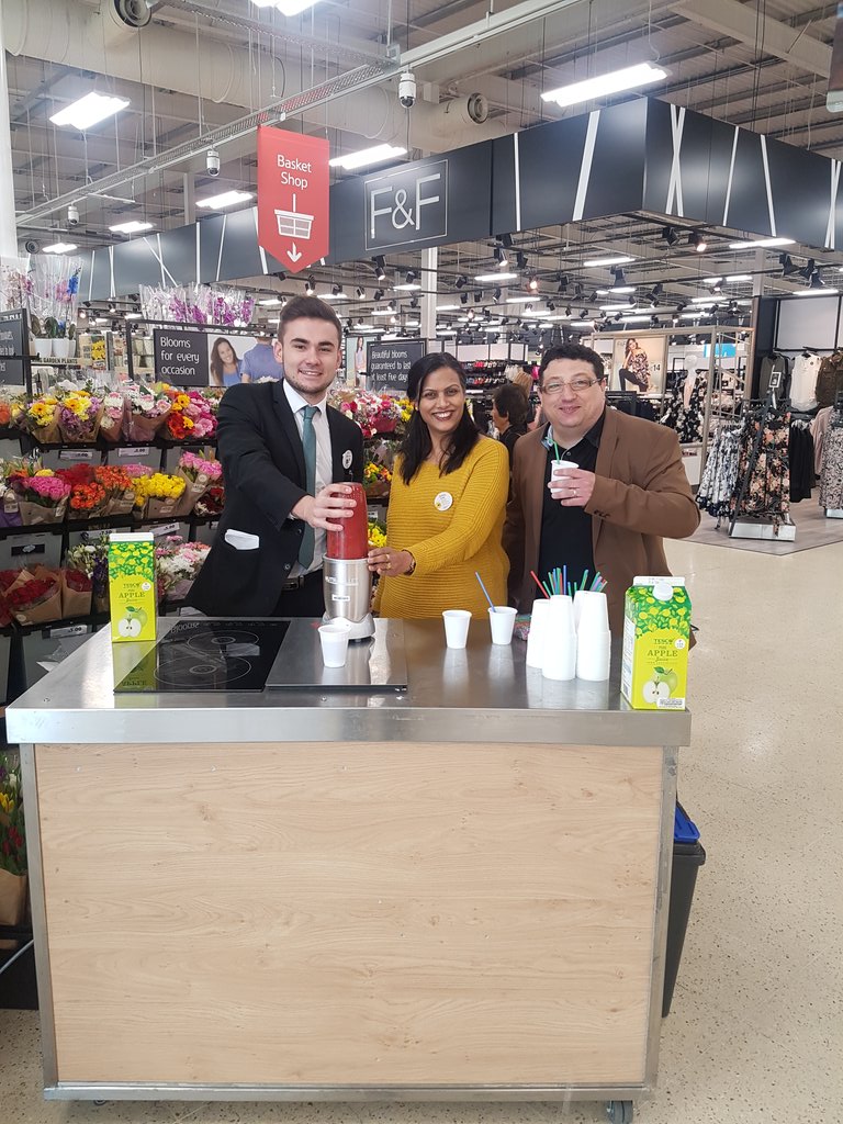 Suns out smoothies out in Slough Extra 5135 😄😎☉🌞<a href="/JPSparkes/">ㅤJosh Sparkes</a> @TashHammond