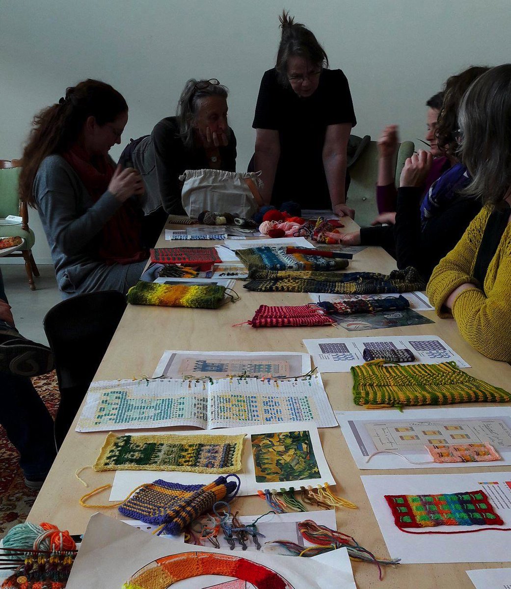 loretkarman's tweet photo. Bespreking van de resultaten in de kleurklas van de Amsterdamse Steek. #loretkarman #amsterdamsesteek #knitting https://t.co/1gD1BPuO8h