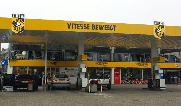 Vink_SignsGraph's tweet photo. Wist u dat..? Vink de kunststoffen heeft geleverd van deze mooie gele reclamegevel vh Vitesse Pompstation in Arnhem? #Vibond plaat #Acrylaat https://t.co/yWzFZSbzyC