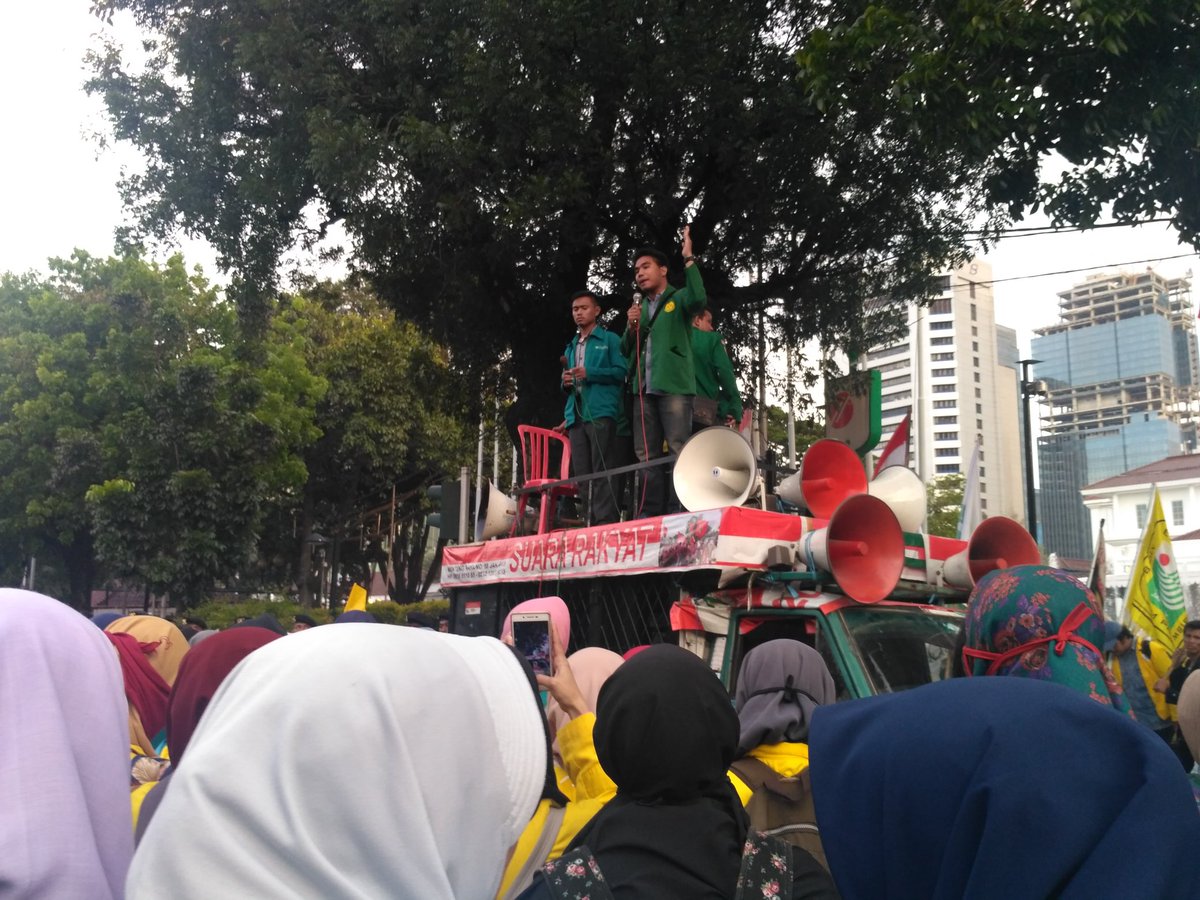 Faktanya, mega proyek reklamasi cacat secara hukum maupun kajiannya