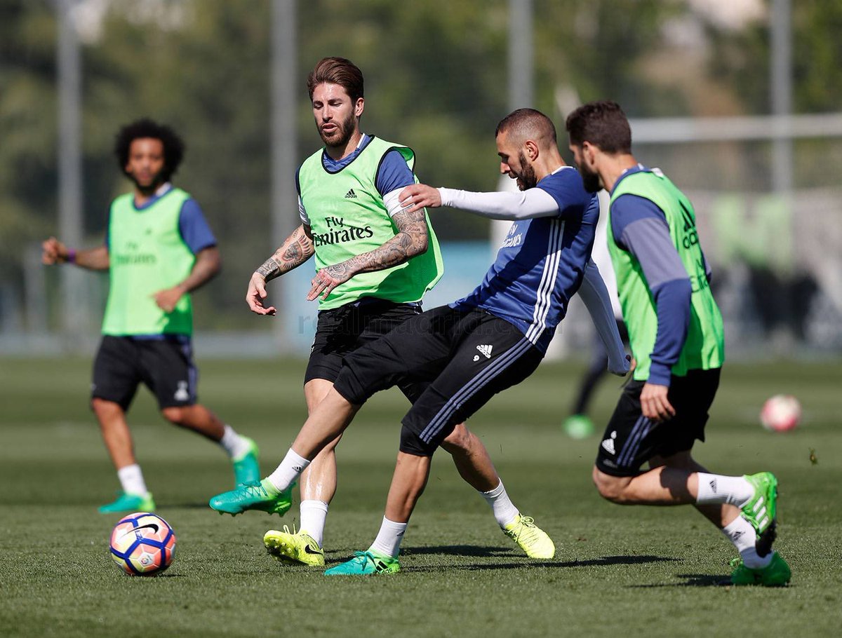 Benzema's tweet photo. At work 💪 @realmadrid #HalaMadrid https://t.co/eiwJnZvuxG