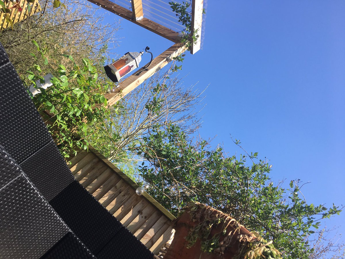 If anyone wants to know what the perfect shooting weather is.... assemble your bow and find your nearest emergency exit! #Sunshine #archery