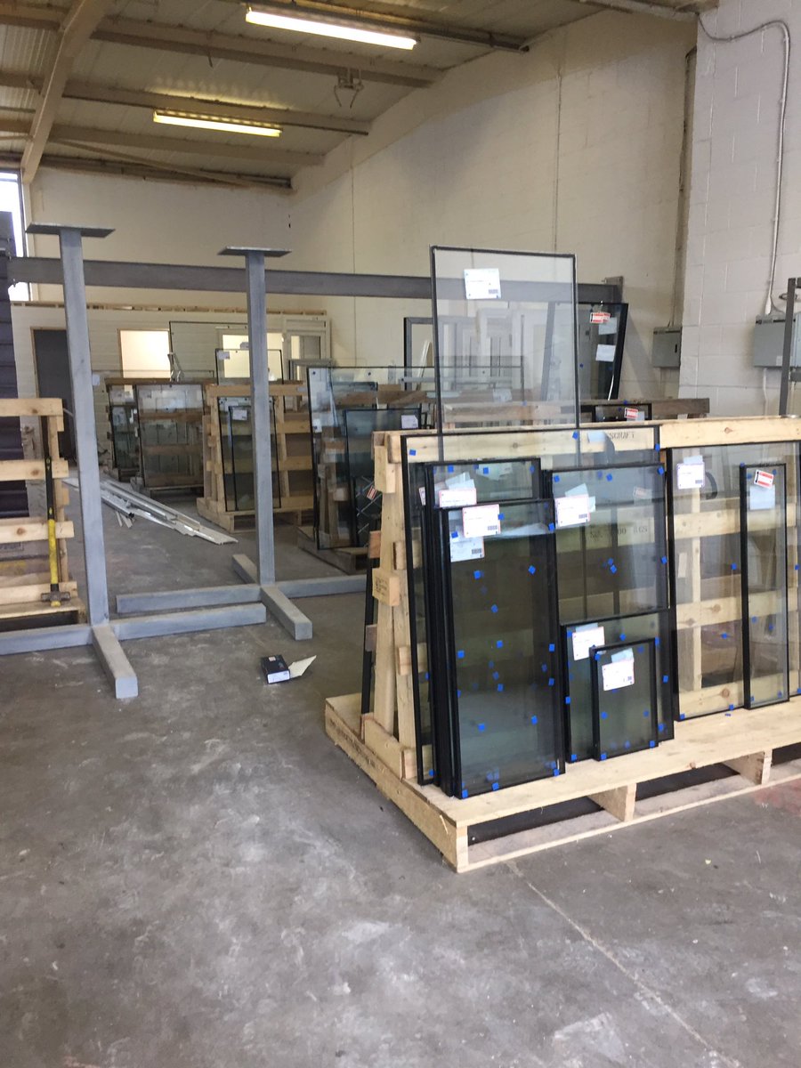 sptradeframes's tweet image. Glass stillages full. Sign of a good week. Will all be gone Monday