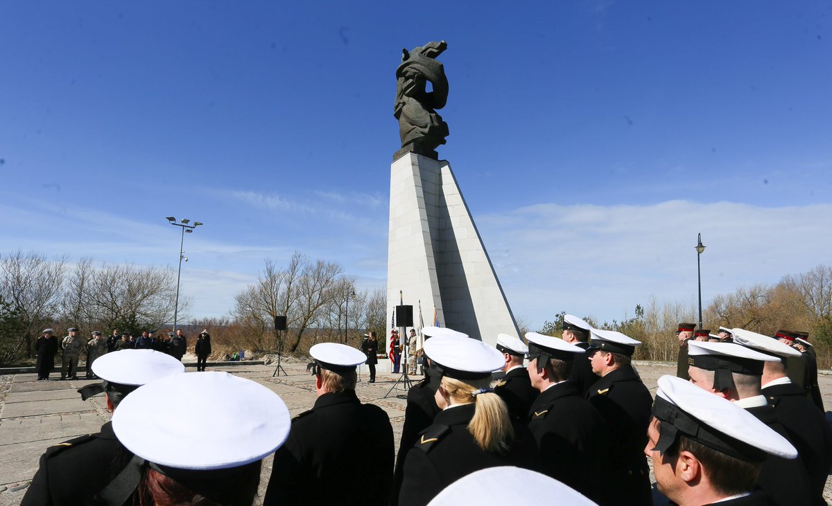 Šodien kopā ar ASV pārstāvjiem Latvijas karavīri un matroži tradicionāli piemin 1950.gada 8.aprīlī pie Liepājas kritušos 🇺🇸 lidotājus.