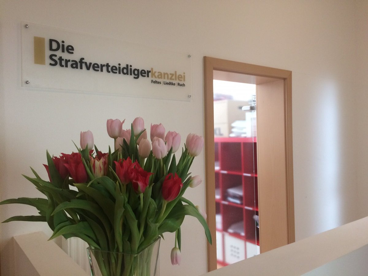strafrecht_do's tweet photo. Frühlingsstimmung im Büro @RAeStrafrecht @krim_rub 🌷💐🌷 https://t.co/KoEt269OY1