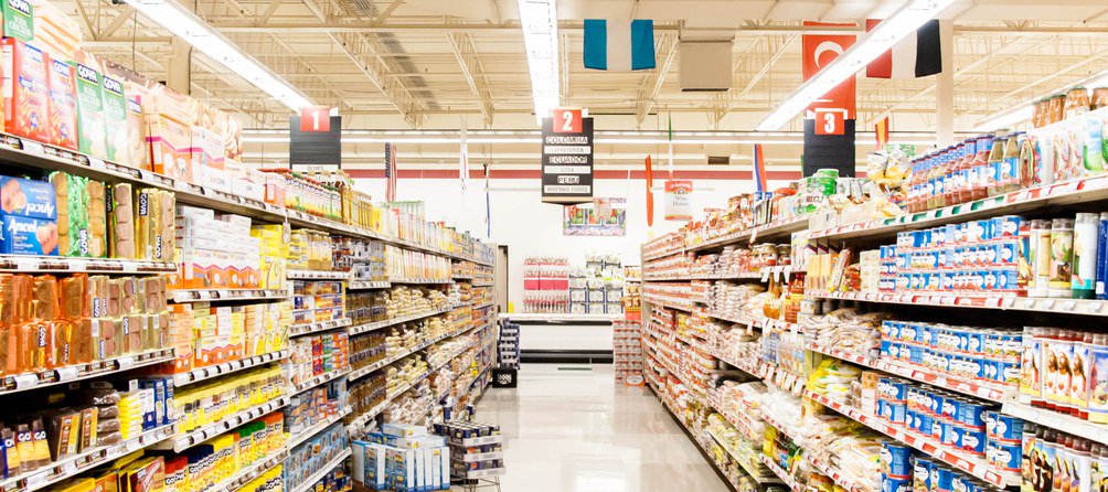 epicurious's tweet photo. Grocery stores are changing, and we've got the low-down on what's next from the "Supermarket Guru." https://t.co/2wdM95eVvk https://t.co/6xNxpGhOOx