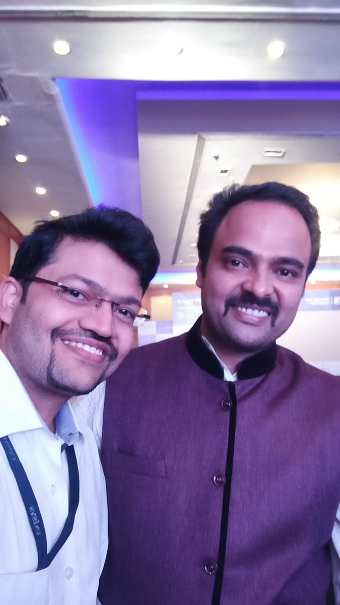 NimbleMak's tweet photo. With an awesome sand artist #RaghavendraHegde at #Cloud2020Year8 @UnisysIndia https://t.co/Pgu1EvoKGO