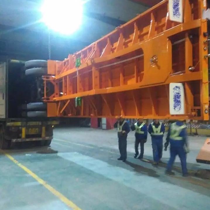 piuswang's tweet photo. Overtime working to ship goods...Boss, i'm starving. #semitrailer #trucktrailer #flatbedtrailer https://t.co/2nRhciNcYS
