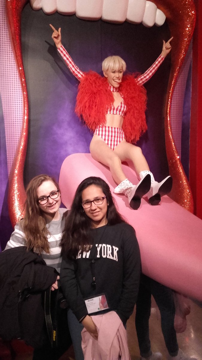 EduMDCPrat's tweet photo. Ens hem quedat de cera! Molt xulo! #madametussauds #mdclondon17 @escolamdcprat https://t.co/BJRYWPhotZ