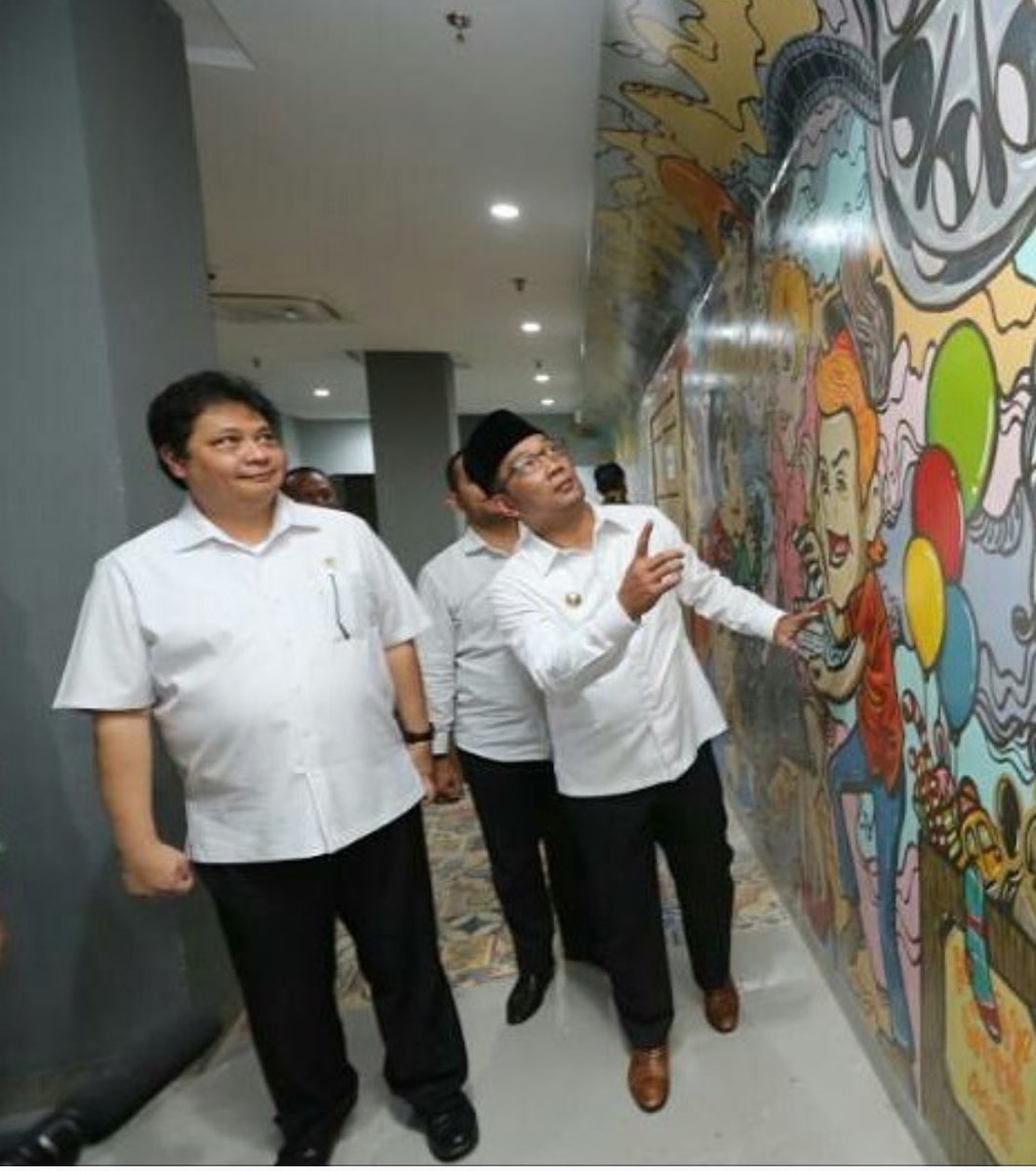 ridwankamil's tweet photo. Menperin Airlangga Hartarto, meninjau progres Bandung Creative &amp; Innovation Hub. Beliau akan membantu mesin2 teknologis ut inovasi. https://t.co/agRdzImYLY