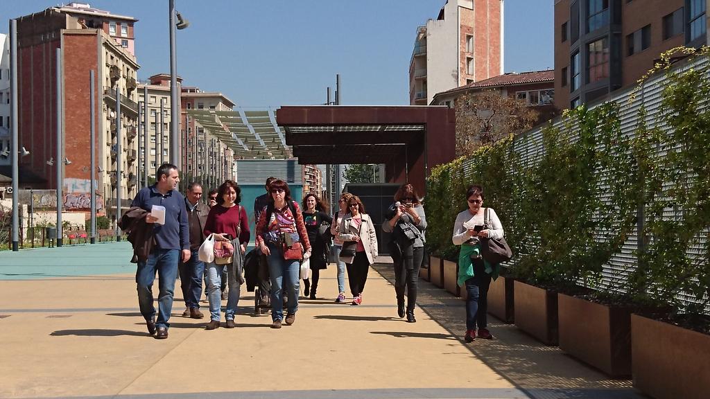 jlval2310's tweet photo. Els professionals del #BASIQ_ICS fan un passeig comunitari en el #DMAF2017 @apicsbcn https://t.co/tG31F4PkaP