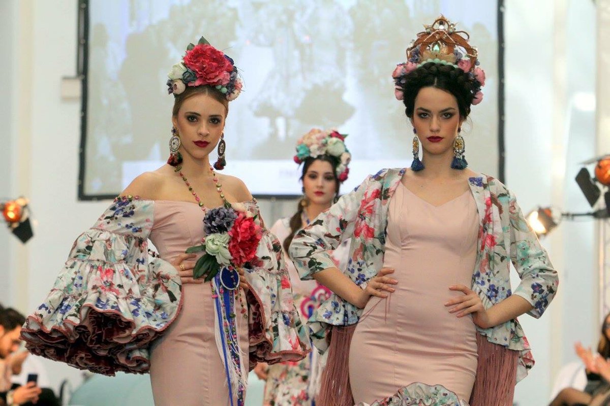 FIMAFMalaga's tweet photo. La #diseñadora @MontserratRocio en #FIMAF2017 con una #colección repleta de #color y #estampados. #moda #modaflamenca #FelizViernes https://t.co/1ZFpOdaTYm