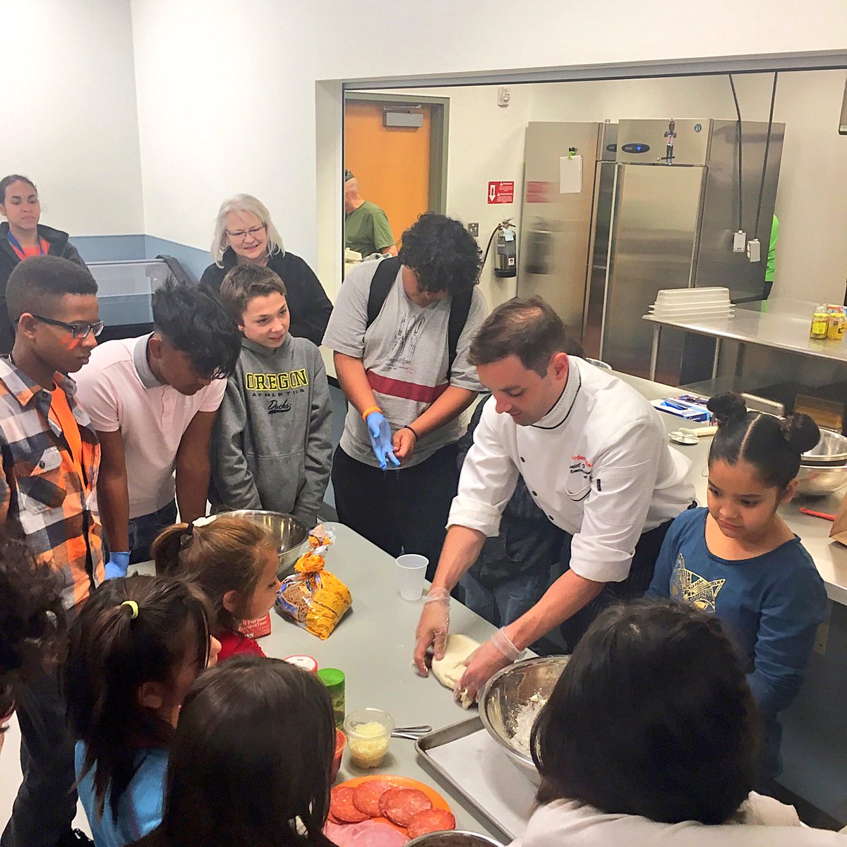 ChefDanMar's tweet photo. Baking pizza with the coolest kids out there!  #Ardentmills https://t.co/Micq3Ua5ga