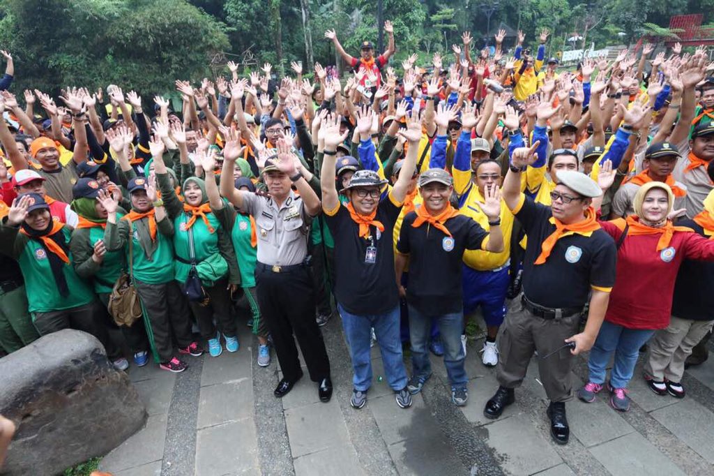 Melepas gerak jalan HUT Satpol PP ke-67 dan Satlinmas ke-55. Wilujeng...👍👍