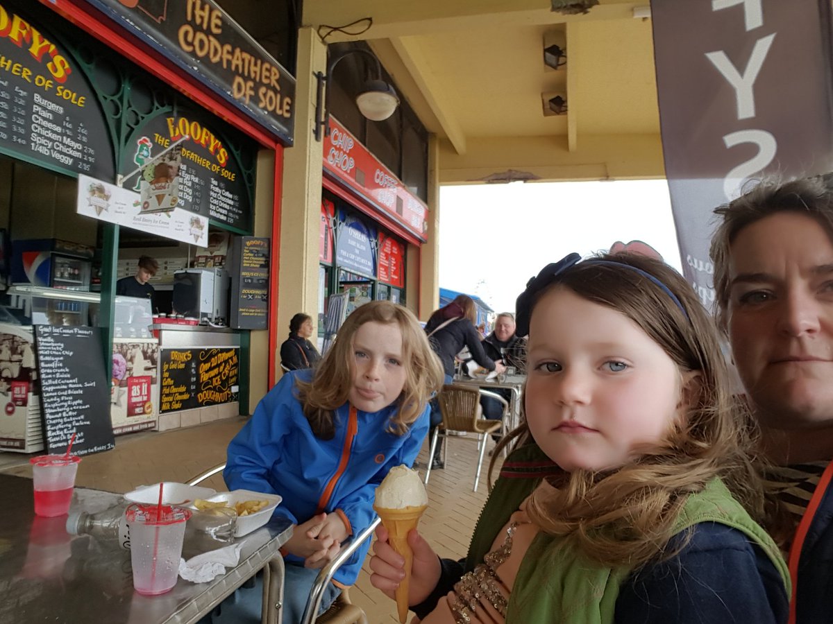 carys13's tweet photo. End of hols jaunt to @Barrybados @_BARRYISLAND_ and delicious chips/ hotdog/ nuggets from Boofy's. https://t.co/DRj00NlOuc