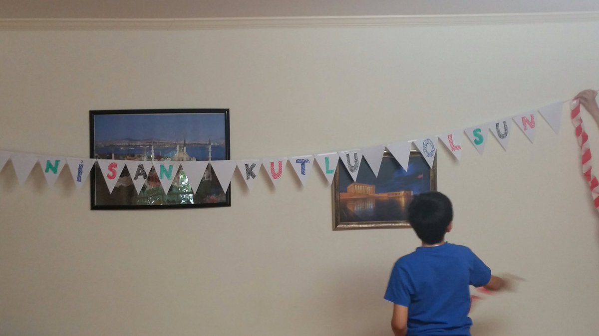 AzizGwenSancar's tweet photo. Turk Evi'ndeki Turk Okulu ogrencisi cocuklarimiz siniflarini
"23 Nisan Ulusal Egemenlik ve Çocuk Bayramı" icin donattilar. https://t.co/zaNVhidIUT