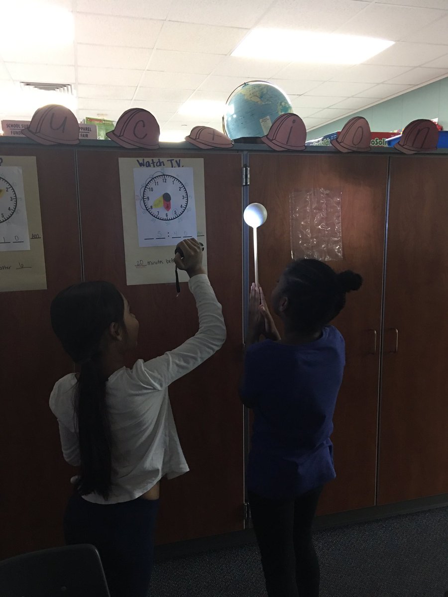 MrsLopezGRD2's tweet photo. Learning about the moon phases #buildinggeniuses https://t.co/lBuFy32nU7