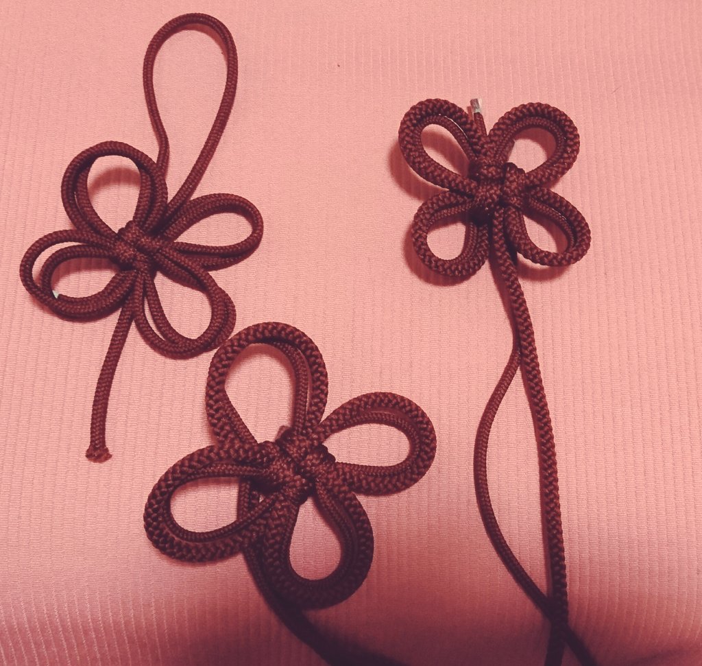 Maru 胸の紐の結び方は四つ葉に決まったんだけど １本で組むか２本で組むか 太さ違いの２本で組むか悩んでて無駄に全部組んでしまった 見た目可愛いから一番右端の組み方にする T Co X8nae3bi7m Twitter