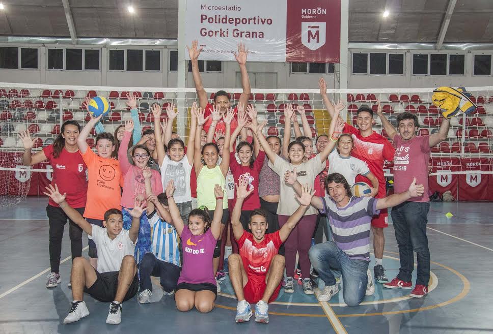 En el #GorkiGrana, los jugadores de <a href="/DepMoronVoley/">Dep. Morón Voley</a> comparten la tarde con los chicos que asisten a la Escuela Municipal de Voley de #Morón.