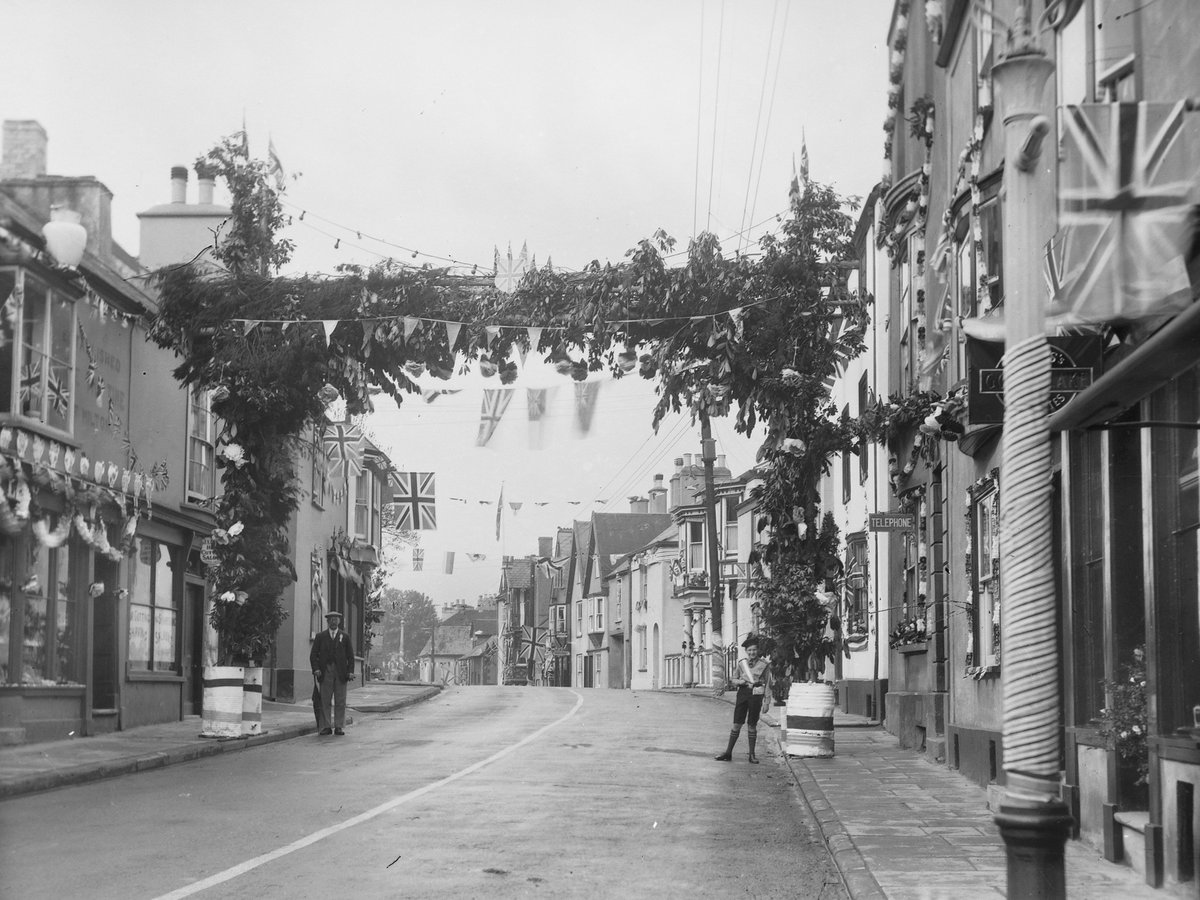 1935 - King George V Silver Jubilee Arch, Fore Street, Chudleigh chudleighdevon.com/fore-street-ch…